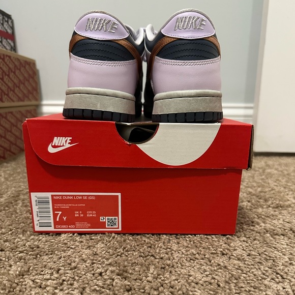 NIKE DUNK LOW SE (GS)
THUNDER BLUE/METALLIC COPPER
Used in Fair condition - Picture 4 of 7